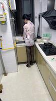 【海角原创】111当下班回到家，看到老姐穿成这样在厨房洗碗，应该怎么办？2
