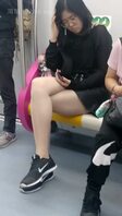【露脸视频】在某地铁站偶遇一位超短裙丝袜美女，身材高挑丝袜美图看了就鸡动