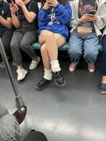 地铁上超短裤屁股都快露出来了